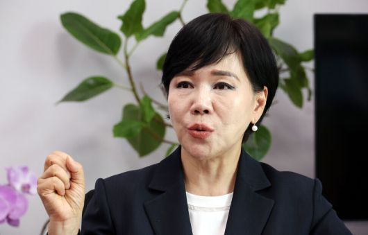 전현희 더불어민주당 최고위원이 18일 국회 의원회관에서 한겨레와 인터뷰를 하고 있다. 김경호 선임기자 jijae@hani.co.kr