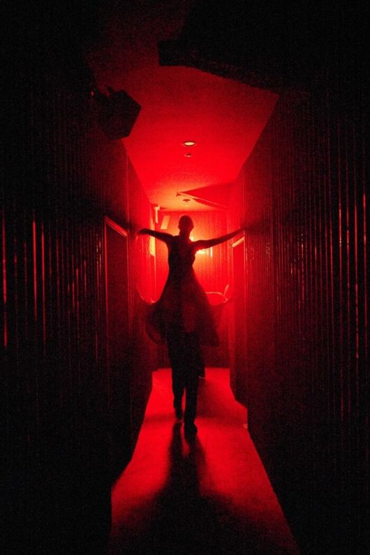 2003년 런던에서 시작해 세계적인 ‘이머시브 공연’ 열풍을 일으킨 ‘슬립 노 모어’ 공연 장면. 미쓰잭슨 제공