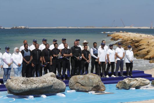 21일(현지시각) 이집트 알렉산드리아의 아부 키르만에서 발견된 유물과 함께 다이버 등 관계자들이 기념사진을 촬영하고 있다. 알렉산드리아/신화 연합뉴스
