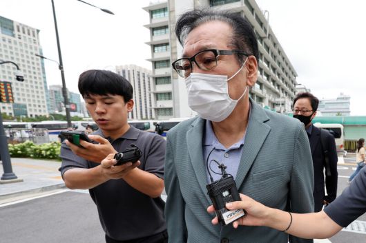 영장심사를 포기한 건진법사 전성배 씨가 지난 21일 민중기 특별검사팀 사무실이 마련된 서울 종로구 KT 광화문빌딩 웨스트에서 대기하기 위해 출석하고 있다. 연합뉴스