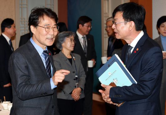 지난 2018년 1월16일 장하성 당시 청와대 정책실장(왼쪽)과 김상조 공정거래위원장이 청와대 본관에서 열린 국무회의에 앞서 대화하고 있다. 공동취재사진
