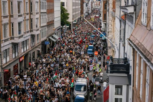 24일(현지시각) 덴마크 수도 코펜하겐에서 열린 ‘자유로운 팔레스타인을 위한 덴마크 전역의 거리 시위’에서 1만명의 시민들이 가자전쟁 종식과 덴마크 정부의 팔레스타인 국가 인정을 촉구하고 있다. 코펜하겐/AFP 연합뉴스