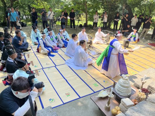 강릉단오제보존회가 지난 23일 강릉시 성산면에 있는 대관령국사성황사에서 시민들의 간절한 마음을 담아 ‘가뭄 해갈’을 기원하는 기우제를 지냈다. 사진은 기우제가 끝난 뒤 굿을 하는 모습. 박수혁 기자