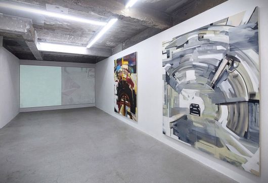 뮤지엄헤드의 김세은 개인전 전시장 일부. 안쪽 벽에 2채널 회화 영상이 흐르고 오른쪽 벽에는 신작 회화 ‘뉴 액션’과 ‘타면 나타나는 굴’이 내걸렸다. 노형석 기자