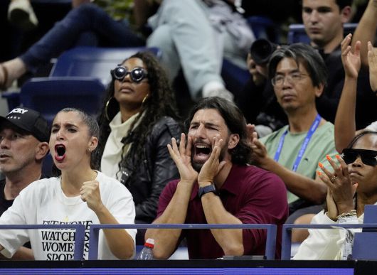 비너스 윌리엄스의 약혼자인 안드레아 프레티(가운데)가 26일(한국시각) 미국 뉴욕 빌리 진 킹 내셔널 테니스 센터에서 열린 2025 유에스(US)오픈 여자단식 1라운드 경기 중인 비너스를 응원하고 있다. 뉴욕/로이터 연합뉴스