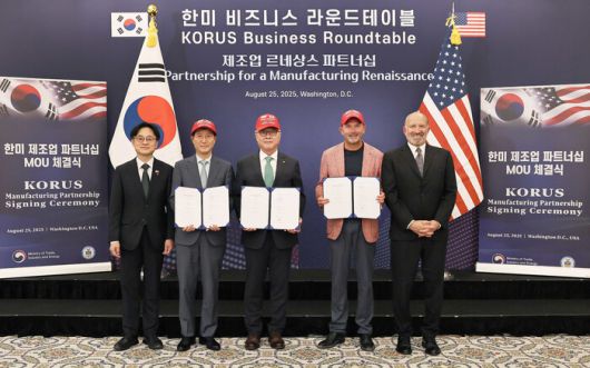 한국수력원자력이 미국 워싱턴디시에서 미국 민간 에너지 회사인 페르미 아메리카 및 삼성물산과 첨단 에너지 복합센터 건설 협력을 위한 업무협약을 체결했다. 김정관 산업통상자원부 장관(왼쪽부터), 오세철 삼성물산 사장, 황주호 한국수력원자력 사장, 토비 노이게바우어 페르미 아메리카 최고경영자, 하워드 러트닉 미국 상무부 장관. 한국수력원자력 제공