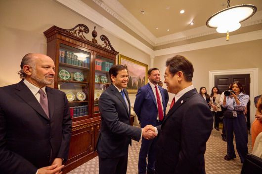 이재명 대통령이 25일(현지시각) 미국 워싱턴 디시(D.C.) 백악관에서 열린 한미 정상회담에 앞서 미국 쪽 수행원인 마코 루비오 미국 국무장관 겸 국가안보보좌관과 악수하고 있다. 연합뉴스