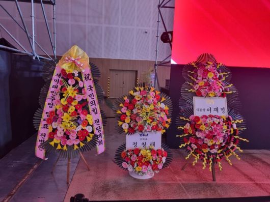 지난 22일 국민의힘 전당대회가 열린 충북 청주시 오스코 행사장에 이재명 대통령, 정청래 더불어민주당 대표, 전병헌 새미래민주당 대표가 보낸 축하 화환이 놓여있다. 전광준 기자 light@hani.co.kr