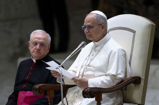 교황 레오14세기 로마 바티칸 성베드로성당 남쪽 바오로6세홀에서 매주 열리는 일반 청중 대상 연설에서 가자전쟁 종식을 호소하고 있다. 바티칸/로이터 연합뉴스