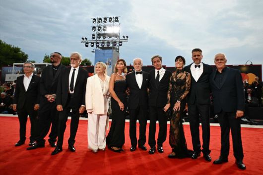 27일(현지시각) 제82회 베네치아국제영화제가 이탈리아 베네치아 리도섬에서 개막했다. 개막작 ‘은총’의 파올로 소렌티노 감독(오른쪽에서 네번째)과 배우들이 레드 카펫 위에 서 있다. 베네치아/AFP 연합뉴스