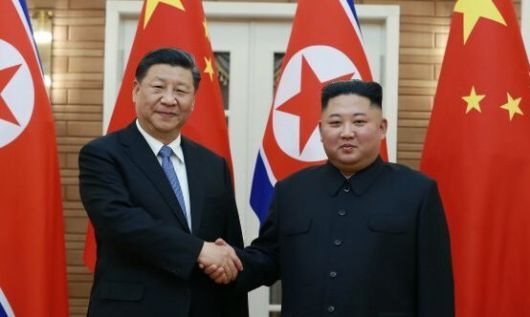 김정은 북한 국무위원장과 시진핑 중국 국가주석이 2019년 6월20일 평양에서 양자 정상회담에 앞서 악수를 하고 있다. 조선중앙통신 연합뉴스