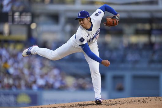 엘에이(LA) 다저스 오타니 쇼헤이가 28일(한국시각) 미국 로스앤젤레스 다저스타디움에서 열린 2025 메이저리그(MLB) 신시내티 레즈의 경기에 선발 등판해 공을 던지고 있다. 로스앤젤레스/AP 연합뉴스