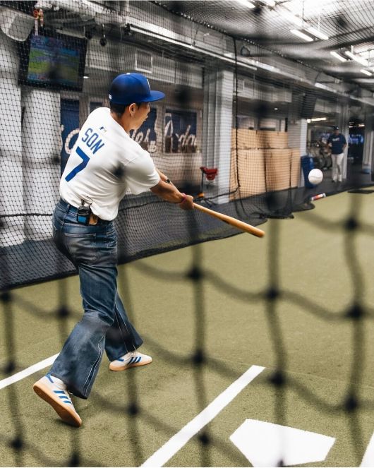엘에이(LA)FC 손흥민이 28일(한국시각) 미국 로스앤젤레스에서 열린 2025 메이저리그(MLB) 엘에이 다저스와 신시내티 레즈의 경기 전에 시구를 하기에 앞서 실내 훈련장에서 타격 연습을 하고 있다. LA 다저스 공식 인스타그램 갈무리