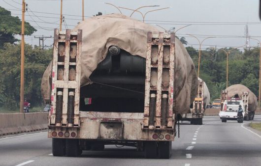27일(현지시각) 베네수엘라 육군 트럭들이 전차를 운송하고 있는 모습. 미국이 베네수엘라 연안 쪽으로 이지스 구축함 등을 파견하자 이에 베네수엘라도 강경 대응에 나섰다. AFP연합뉴스