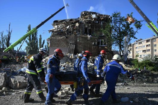 28일(현지시각) 우크라이나 구조대원들이 러시아의 미사일 공격으로 파손된 키이우의 한 아파트에서 수습한 피해 주민의 주검을 옮기고 있다. 키이우/AFP 연합뉴스