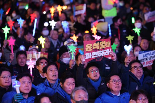 지난 4월1일 윤석열즉각퇴진·사회대개혁 비상행동이 주최한 윤석열 파면 촉구 철야집회가 서울 종로구 광화문 동십자각 일대에서 열려 더불어민주당 의원들이 구호를 외치고 있다. 김영원 기자 forever@hani.co.kr