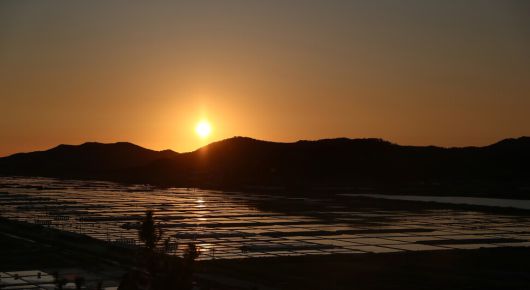 해 질 녘 소금밭낙조전망대에 오르면 너른 염전 위에서 지는 해를 볼 수 있다. 박미향 기자