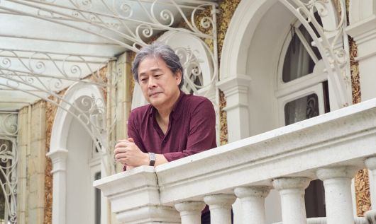 영화 ‘어쩔수가없다’로 제82회 베네치아국제영화제에 초청받은 박찬욱 감독이 30일 낮 리도섬 한 호텔에서 인터뷰에 앞서 포즈를 취하고 있다. CJ ENM 제공