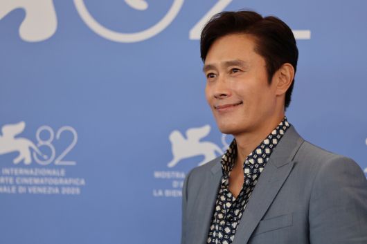 29일 밤 베네치아 리도섬에서 열린 제82회 베네치아국제영화제 경쟁 부문 진출작 ‘어쩔수가없다’ 기자회견 직후 배우 이병헌이 포즈를 취하고 있다. 씨제이이엔엠(CJ ENM) 제공