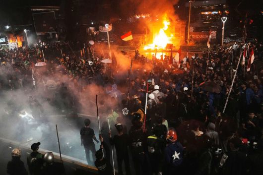 28일 인도네시아 자카르타에서 국회의원 주택 수당에 항의하며 열린 학생 시위 도중 경찰과 충돌로 한 오토바이 배달기사가 숨졌다. 이에 다음날인 29일, 항의하는 학생들이 자카르타 지방경찰청 앞에 모여 시위를 벌이고 있다. 이날 자카르타에 있는 지방경찰청과, 경찰기동대 본부(Brimob) 두 곳 모두 시위대가 집결해 경찰과 충돌했다. AP 연합뉴스