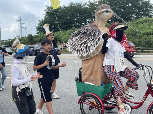 31일 새만금신공항 건설에 반대하는 환경단체 활동가들과 시민들이 경기도 평택시 지제역 부근에서 ‘새, 사람 행진’이란 거리시위를 벌이고 있다. 이들은 새만금 신공항 백지화를 요구하며 전주에서 서울까지 250㎞를 걷고 있다. 새만금신공항백지화공동행동 제공