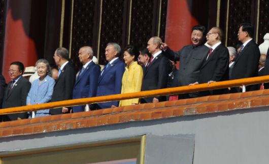 지난 2015년 9월3일 중국 전승절 70돌 경축행사에 참석해 천안문 망루에 선 박근혜 당시 대통령. 시진핑 중국 국가주석의 왼쪽엔 고 장쩌민 전 중국 국가주석이, 오른쪽엔 블라디미르 푸틴 러시아 대통령과 박 전 대통령이 섰다. 청와대사진기자단