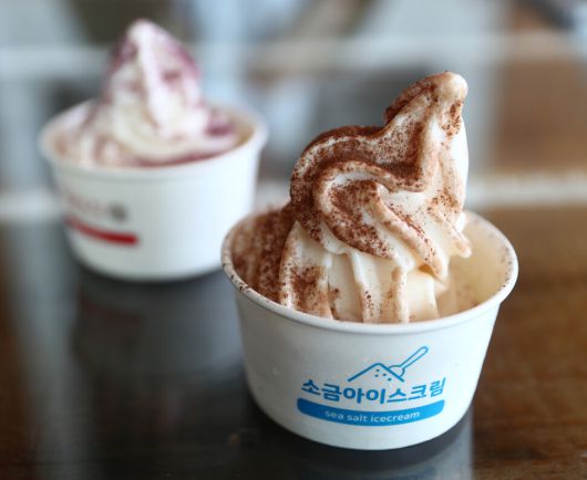 소금항카페에서 파는 ‘소금 아이스크림’. 박미향 기자