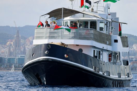 그레타 툰베리(녹색 모자 쓴 이)가 31일(현지시각) 스페인 바르셀로나에서 가자 지구로 가는 항해를 시작했다. 로이터 연합뉴스