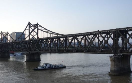 김정은 북한 국무위원장이 3일 열릴 ‘중국 인민의 항일전쟁 승리 및 세계 반파시스트 전쟁 승리’(전승절) 80돌 경축행사에 참석하려고 베이징에 갈 때 지나리라 예상되는 북한 신의주와 중국 단둥을 잇는 압록강철교(조중우의교). 이제훈 기자 nomad@hani.co.kr