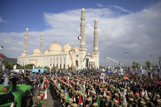 29일(현지시각) 예멘 수도 사나에서 후티 반군 전사들과 지지자들이 이스라엘에 대한 보복을 다짐하며 시위를 벌이고 있다. EPA 연합뉴스