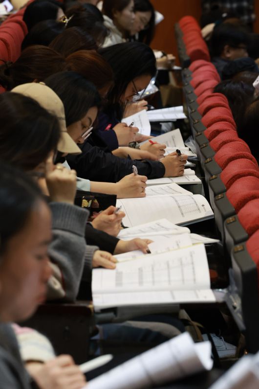 종로학원 주최 ‘의대증원, 향후 입시전망 설명회’가 서울 종로구 성균관대학교 새천년홀에서 열린 지난해 3월31일 오후 학부모들이 설명회를 들으며 내용을 적고 있다. 김혜윤 기자 unique@hani.co.kr