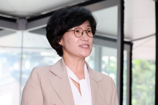 원민경 여성가족부 장관 후보자가 18일 오전 인사청문 준비 사무실이 마련된 서울 한국청소년활동진흥원으로 출근하며 취재진 질의에 답하고 있다. 류우종 기자 wjryu@hani.co.kr