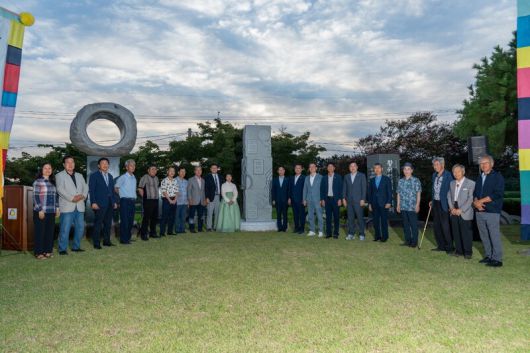 고창농악보존회 40주년 기념사업 추진위원회가 8월28일 상쇠 박성근, 설장구 김만식, 수법고 이모질 선생 기념비 제막식을 진행했다. 추진위 제공
