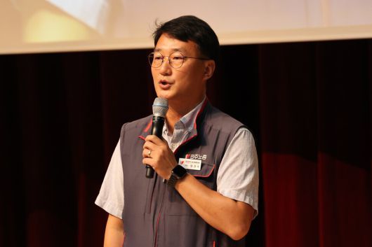 양경수 민주노총 위원장이 3일 오후 서울 마포구청 대강당에서 열린 중앙위원회 회의에서 발언하고 있다. 이날 중앙위원회의 국회 주도 ‘사회적 대화’에 대한 토론 결과 민주노총은 1999년 노사정위원회(현 경제사회노동위원회) 탈퇴 이후 26년 만에 사회적 대화 기구로 복귀한다. 최현수 기자 emd@hani.co.kr