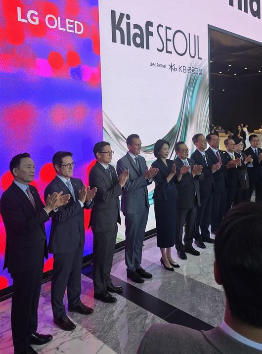 3일 오전 서울 강남구 코엑스 1층 키아프 전시장 입구에서 프리즈·키아프 개막 행사에 참석한 귀빈들이 기념 사진을 찍고있다. 오른쪽부터 조상현 코엑스 사장, 김성희 국립현대미술관장, 양종희 케이비금융그룹 회장, 이성훈 한국화랑협회장, 김영수 문화체육관광부 1차관, 구자열 키아프 조직위원장, 영부인 김혜경 여사, 사이먼 폭스 프리즈 최고경영자(CEO), 패트릭 리 프리즈서울 디렉터, 정병국 한국문화예술위원장, 조성명 강남구청장. 매그피알 제공