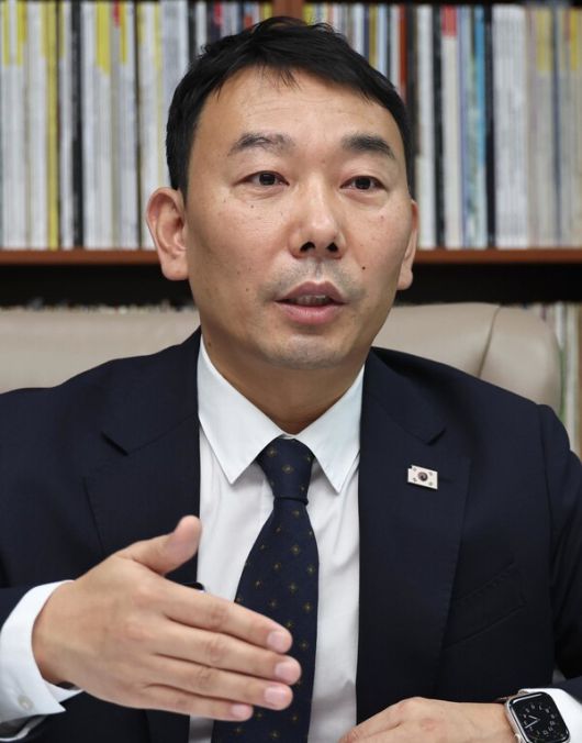 김용민 더불어민주당 의원이 1일 의원회관에서 인터뷰를 하고 있다. 윤운식 선임기자 yws@hani.co.kr