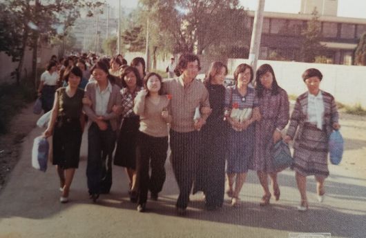 필자인 장남수(오른쪽 여섯째) 작가 등이 1978년 추석 전날 서울 영등포구치소에서 석방된 뒤 마중나온 고인(오른쪽 다섯째)과 함께 걷는 모습.                                       필자 제공