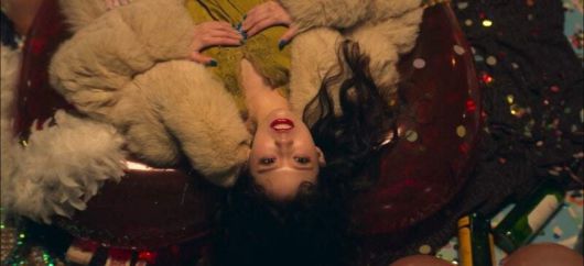 ‘애마’ 5회. 마약 강제 투약으로 미나가 사망한다. 마약 파티 장면은 앞의 대연회 장면과 질감이 다르며, 시대성이 거의 느껴지지 않는다. 2018년 ‘버닝썬 사건’이 연상된다. 넷플릭스 제공