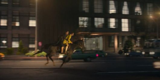 ‘애마’ 6회. 시상식장에서 성 상납을 폭로하고 붙잡힐 위기에 빠진 정희란을 말을 탄 신주애가 구출하여, 함께 광화문을 내달린다. 여성 연대와 해방감이 느껴진다. 넷플릭스 제공