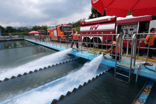 지난 8월31일 강원 강릉시민의 87%가 사용하는 생활용수를 공급하는 홍제정수장에서 전국에서 달려 온 소방차들이 운반해 온 물을 쏟아붓고 있다. 이날 강릉시 주 상수원인 오봉저수지의 저수율은 계속된 가뭄으로 14.9%까지 뚝 떨어지며 역대 최저치를 기록, 수도 계량기 75% 잠금 하는 강력한 제한급수가 시행되고 있다. 연합뉴스