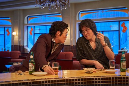 ‘애마’ 6회. 제작자와 연예기자가 대종상을 누구에게 주느니 마느니, 거래하는 장면. 재능있는 여성들이 남성 연대에 의해 착취당하는 구도를 잘 보여준다. 넷플릭스 제공