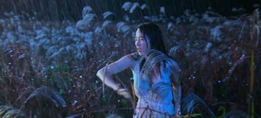 ‘애마’ 3회. 애마가 얇은 잠옷 차림으로 천둥 번개와 비바람을 뚫고, 갈대에 찔리고 찢기면서 새 애인을 만나러 간다. 직접 노출 없이 관음의 효과를 극대화한 장면. 넷플릭스 제공