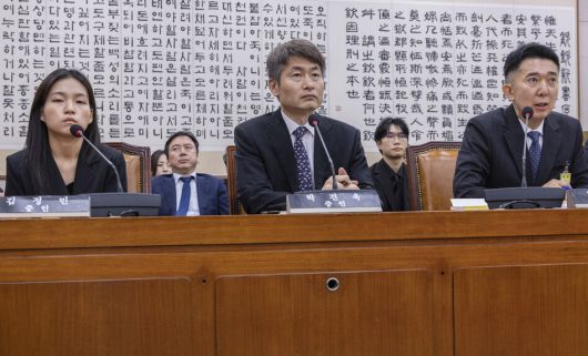 5일 국회에서 열린 법제사법위원회 법안심사1소위원회에서 열린 검찰 개혁 입법청문회에서 서울 남부지검에서 건진법사 전성배씨 관련한 수사를 담당했던 검사들과 압수수색 증거품인 ‘관봉권’을 관리했던 검찰 수사관들이 출석했다. 건진법사 사건 수사당시 서울 남부지검 1차장 검사였던 이희동 부산고검 검사(오른쪽)가 의원 질의에 답하고 있다.연합뉴스