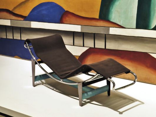 르코르뷔지에, 샤를로트 페리앙, 피에르 잔느레가 함께 만든 셰즈 롱그. 페리앙의 지분이 가장 많은 것으로 알려져 있다. 2019년 파리 루이뷔통재단미술관과 2021년 런던디자인뮤지엄 등에서 열린 회고전에서 그의 위상이 다시 한번 확인되었다. 위키미디어 코먼스