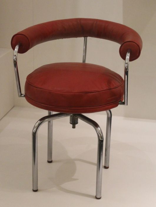 샤를로트 페리앙이 1928년 디자인하고 독일에서 제작한 회전 의자. 크롬 도금 처리된 관형 강철에 금속 스프링 위에 깃털과 다운 쿠션이 달려 있다. 빅토리아 앨버트 박물관 소장품. 위키미디어 코먼스