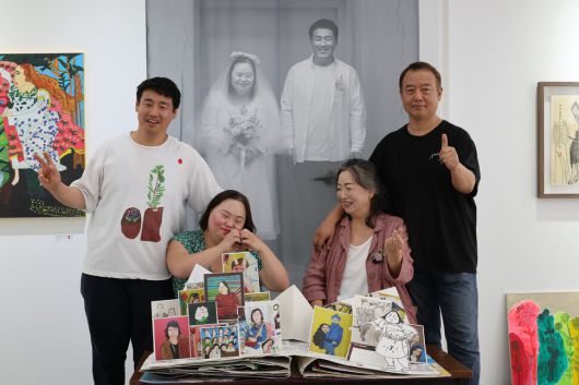 왼쪽부터 사위 조영남, 딸 정은혜, 엄마 장차현실, 아빠 서동일. 신혼부부들이 손으로 하트를 그리며 적극적인 자세를 취하자 부모들도 용기를 내보았다. 정용일 선임기자 yongil@hani.co.kr