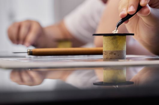 자개 공예품을 만들 때는 섬세한 손놀림이 필요하다. 염서정 스튜디오 어댑터