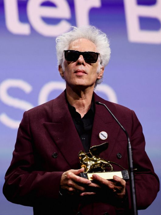 6일 저녁(현지시각) 베네치아 리도섬 팔라초 델 치네마에서 열린 제82회 베네치아국제영화제 폐막식에서 ‘파더 마더 시스터 브라더’의 짐 자무시 감독이 황금사자상을 받고 있다. 베네치아/로이터 연합뉴스