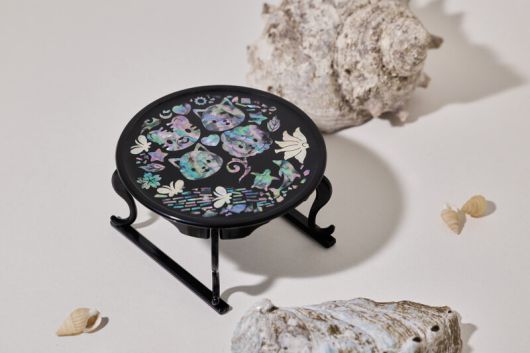 자신의 취향을 담아 완성한 자개 공예품. 염서정 스튜디오 어댑터