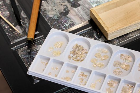 자개 공예 재료들. 염서정 스튜디오 어댑터